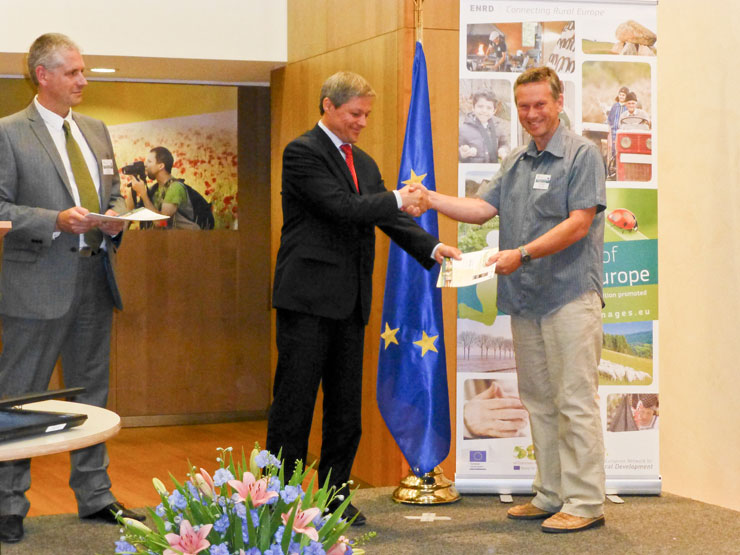 EU-Agrar-Kommissar Dacian Ciolos überreicht die Urkunde